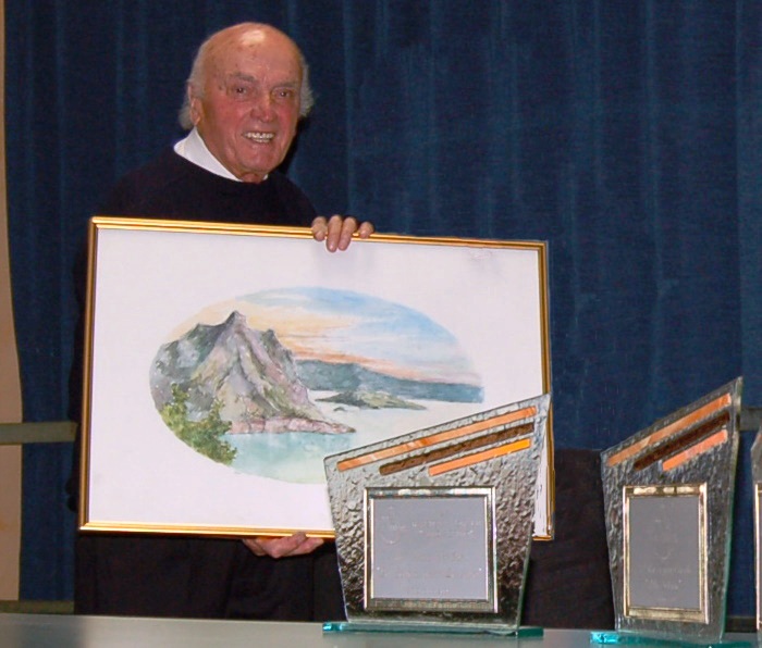 Il Maestro Emilio Del Prato con uno dei suoi dipinti durante la nostra Rassegna Corale AltoSebino nel 2007 ...
